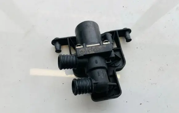 BMW 5 E60 E61 Coolant heater control valve 1147412174 64116920226-02