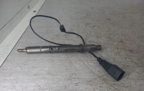 Audi A4 S4 B6 8E 8H Fuel injector 