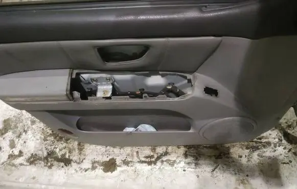 KIA Sorento Front door card panel trim 