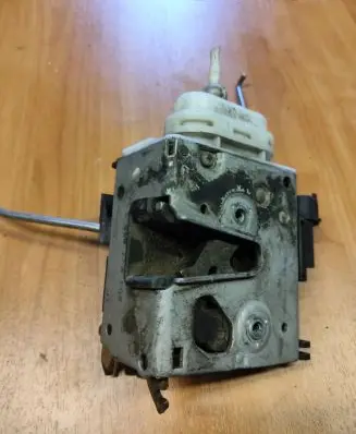 Audi A4 S4 B5 8D Front door lock 8D1837016C