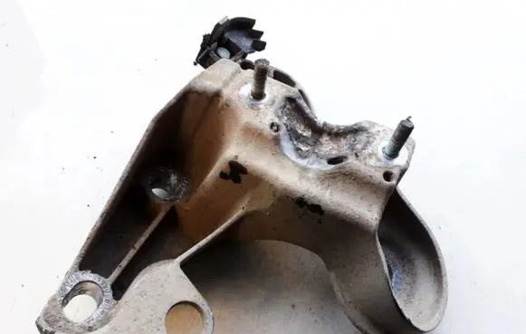 Volkswagen PASSAT B5 Engine mounting bracket 4b0199352b