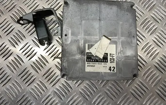 Toyota Avensis T220 Engine control unit/module 8966105420