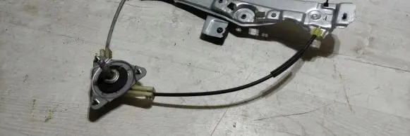 Rear door manual window regulator