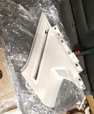 Volkswagen Touareg III (D)pillar trim (top) 760867246L