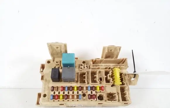Toyota Avensis T250 Fuse module 82641-CA020