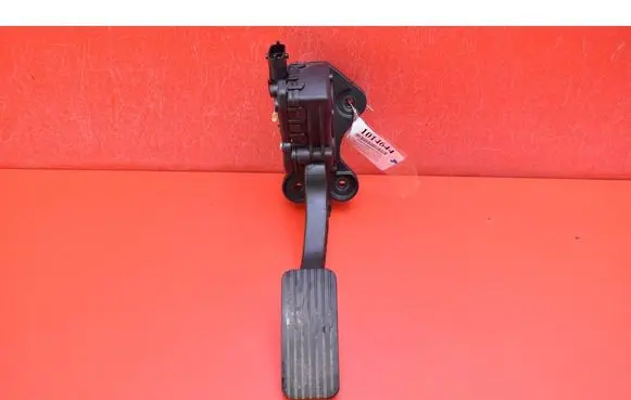 Accelerator throttle pedal