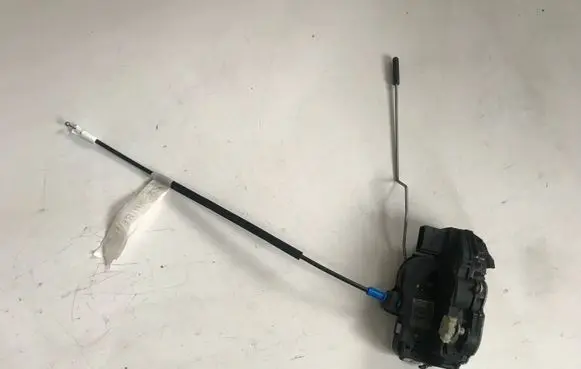 Opel Astra J Front door lock 13577983