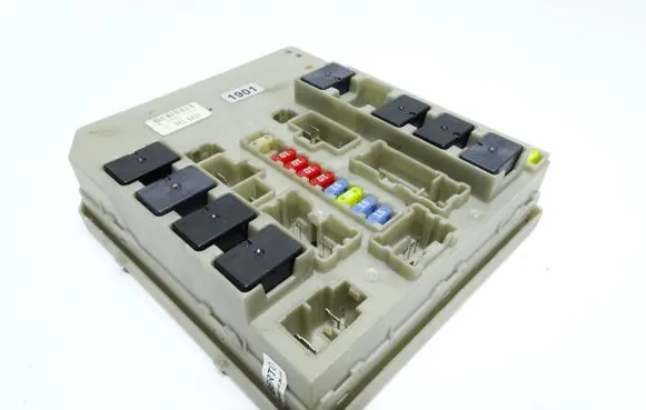 Renault Clio III Fuse module 902663A 11H220228