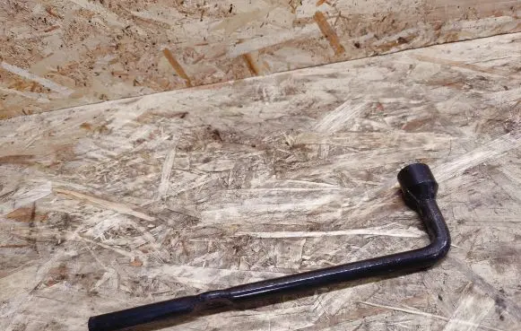 Honda Odyssey Wheel nut wrench 