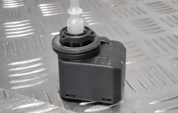 Skoda Octavia Mk2 (1Z) Headlight level adjustment motor 008830 M0091