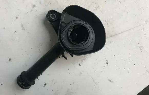 Dacia Sandero Oil fill pipe 8200639421 8200639421A