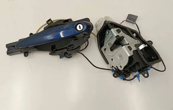 BMW X3 F25 Front door lock 7318409 1120085