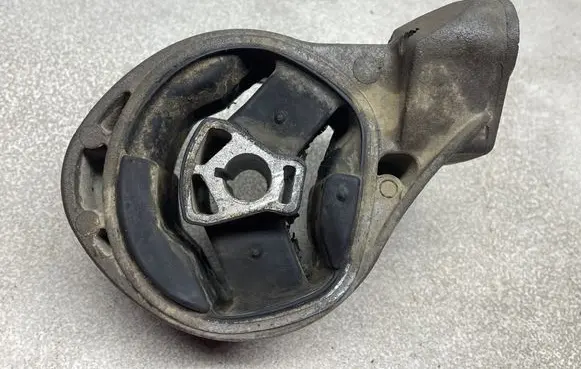 Opel Insignia A Engine mount bracket 13228307