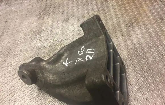 Mercedes-Benz E W211 Engine mounting bracket 6422230004 A6422230004