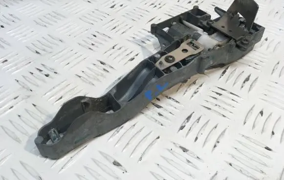 Peugeot 308 Front door exterior handle/bracket 9681003780