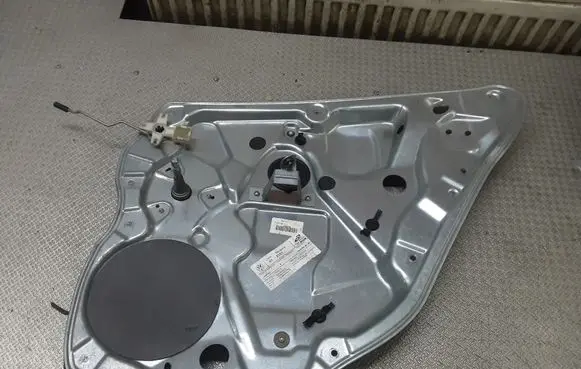 Rear door manual window regulator