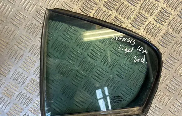 Toyota Avensis T270 Rear vent window glass 43R001583