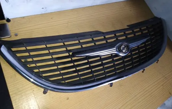 Chrysler Voyager Front bumper upper radiator grill 4857522AA