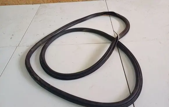 Skoda Octavia Mk2 (1Z) Rubber seal front coupe door 1Z0867365