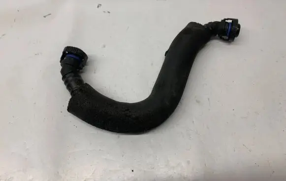 Volkswagen Golf VI Breather hose/pipe 06J103221A