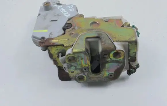 Nissan Primera Front door lock