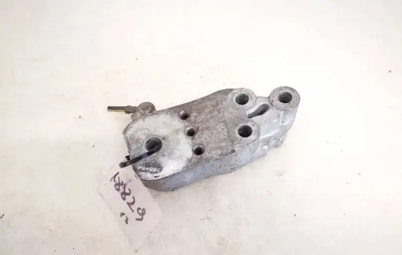 Mazda 2 Engine mounting bracket