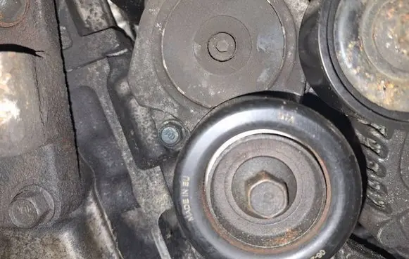 Honda FR-V Generator/alternator belt tensioner