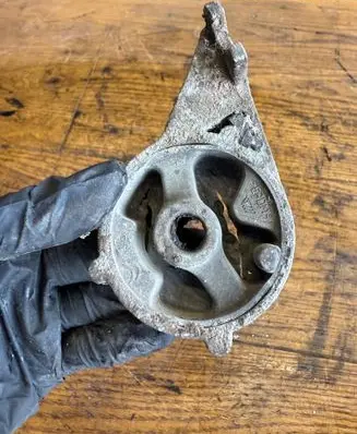 Engine mount bracket