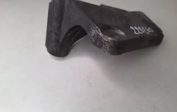 Engine mounting bracket