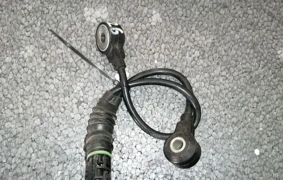 BMW 1 E81 E87 Detonation knock sensor 7568422