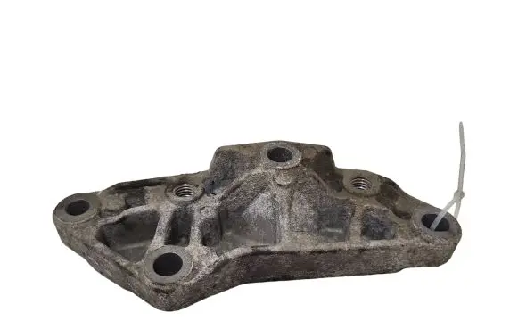 Volvo V70 Engine mounting bracket