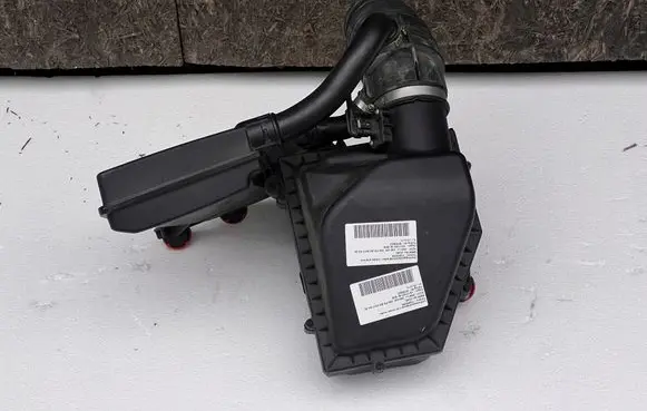 BMW 5 G30 G31 G38 Air filter box 8607950