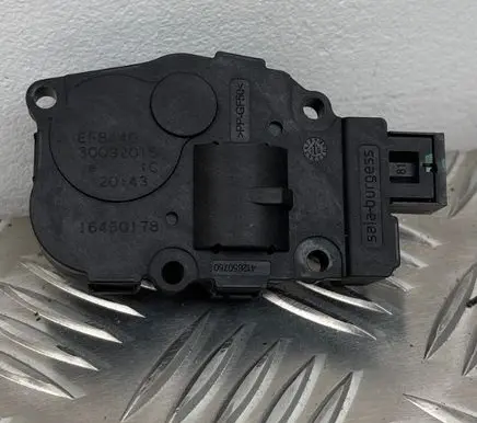 Volkswagen Touareg II Air flap motor/actuator 16450178 EFB440 30092015