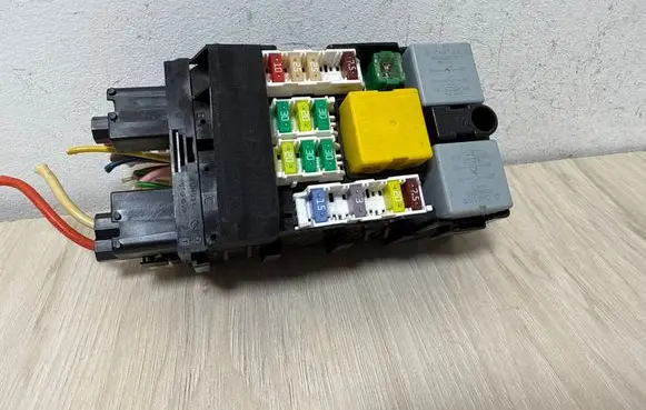 Citroen C4 Grand Picasso Fuse module 9665492680