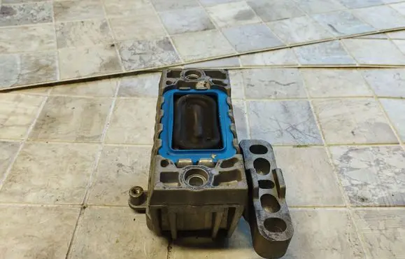 Engine mount bracket