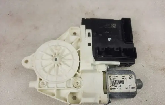 Volkswagen PASSAT B7 Front door window regulator motor 3C0959792C
