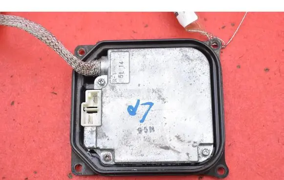 Toyota Avensis Verso Voltage converter/converter module 8596751050