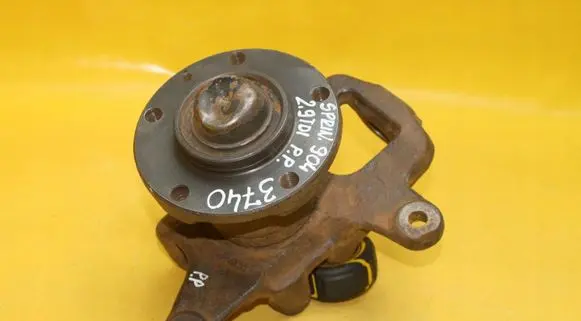 Front wheel hub spindle knuckle