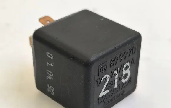 Volkswagen PASSAT B5 Other relay 895951254 899970 12V2050A