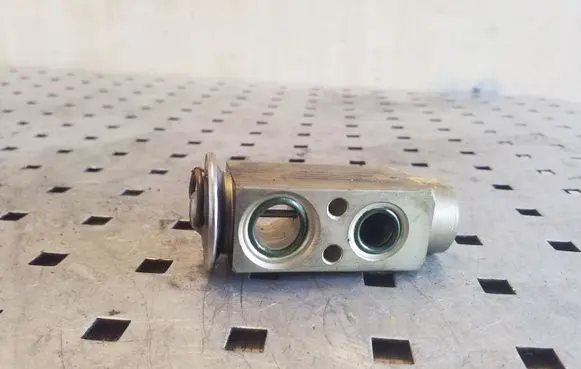 Mercedes-Benz C W203 Air conditioning (A/C) expansion valve 2208300384