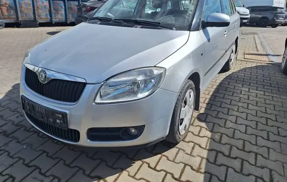 Skoda Fabia Mk2 (5J) Headlight/headlamp FABIA2LAMPAPP 5J1941017A HELLA