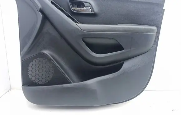 Chevrolet Trax Front door card panel trim 95367614 AVK34550600R 20130828