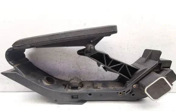 Accelerator throttle pedal