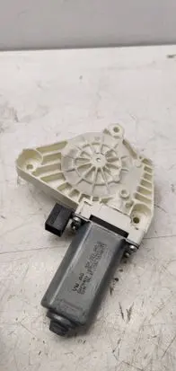 Volkswagen PASSAT B8 Front door window regulator motor 5Q4959802B