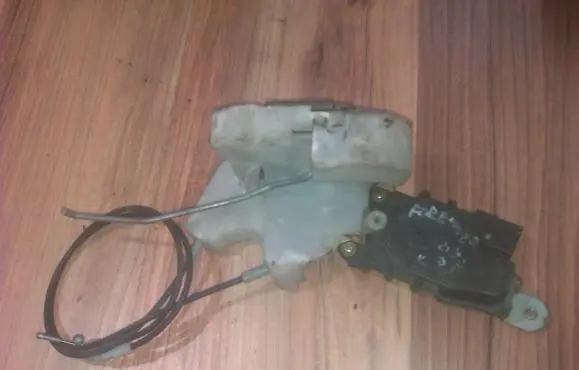 Subaru Forester SF Front door lock