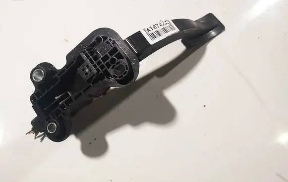 Accelerator throttle pedal