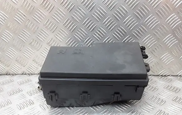 Ford Focus Fuse module av6t14a142aa