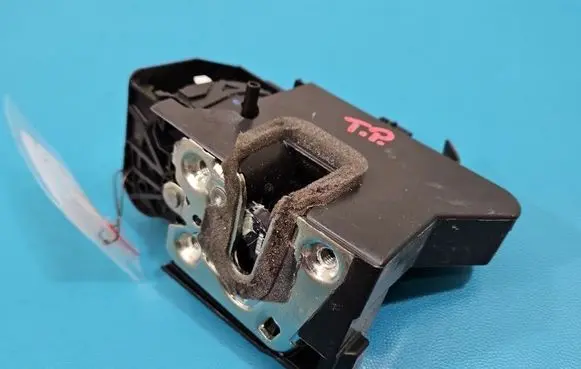 Dacia Duster III Rear door lock 825022783R IMPRK1569658