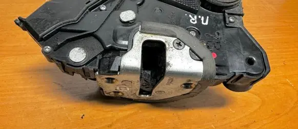 Toyota Prius (XW20) Front door lock