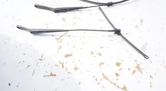 Volkswagen Golf V Front wiper blade arm
